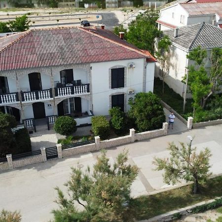 Rooms & Apartments Kaurloto Паг Екстериор снимка