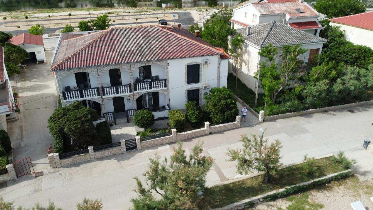 Rooms & Apartments Kaurloto Паг Екстериор снимка