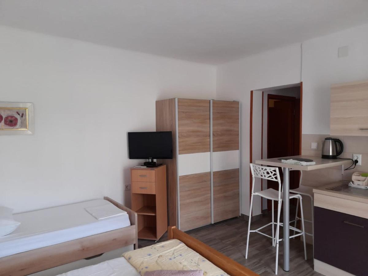 Rooms & Apartments Kaurloto Паг Екстериор снимка