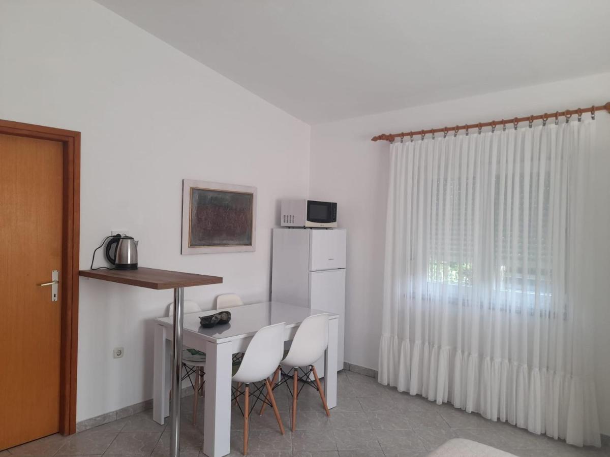 Rooms & Apartments Kaurloto Паг Екстериор снимка