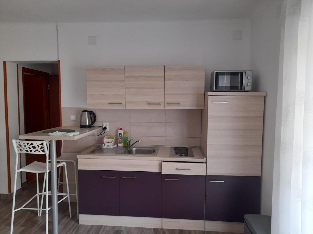 Rooms & Apartments Kaurloto Паг Екстериор снимка