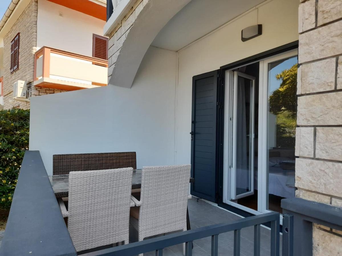 Rooms & Apartments Kaurloto Паг Екстериор снимка