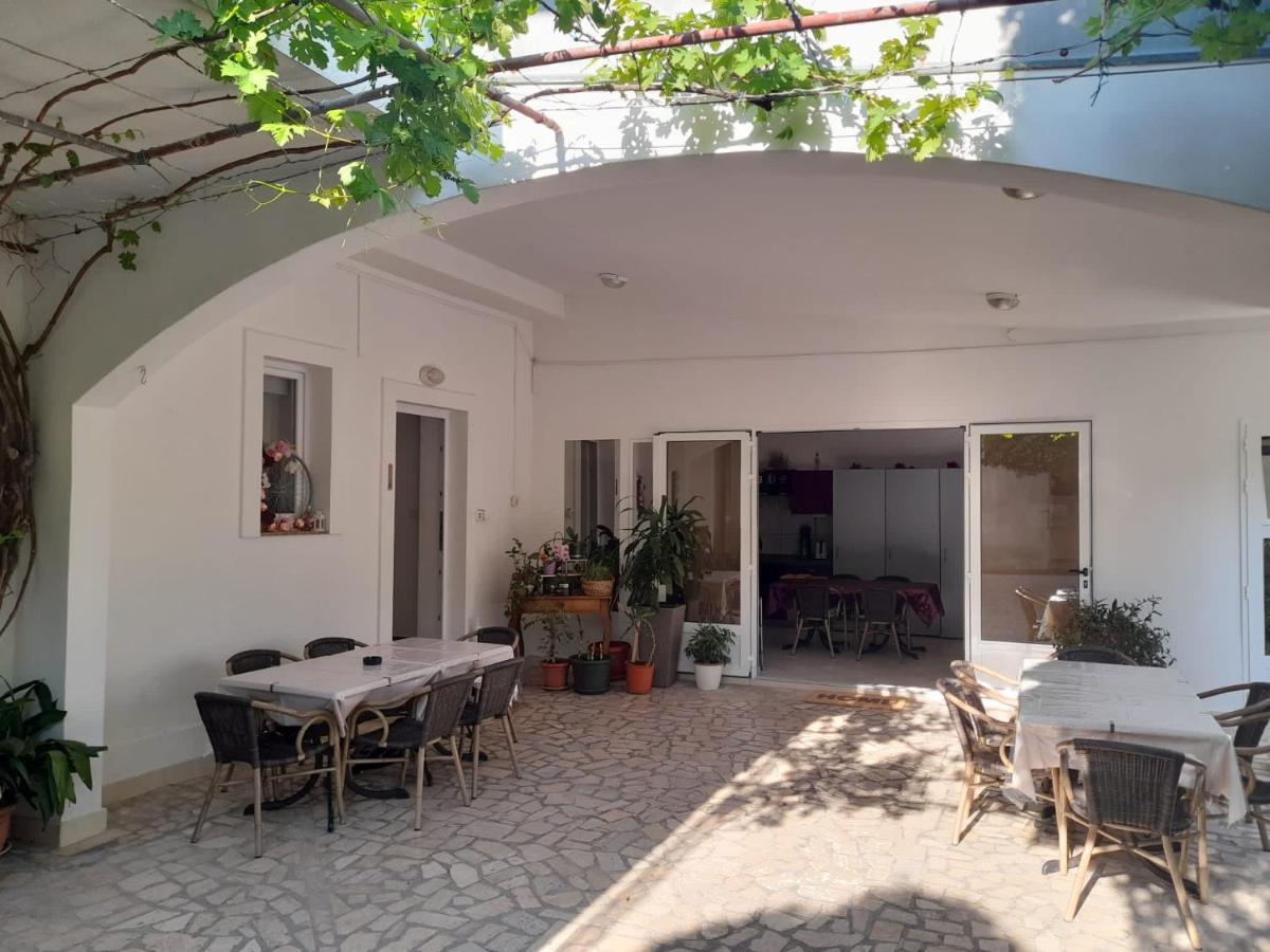 Rooms & Apartments Kaurloto Паг Екстериор снимка