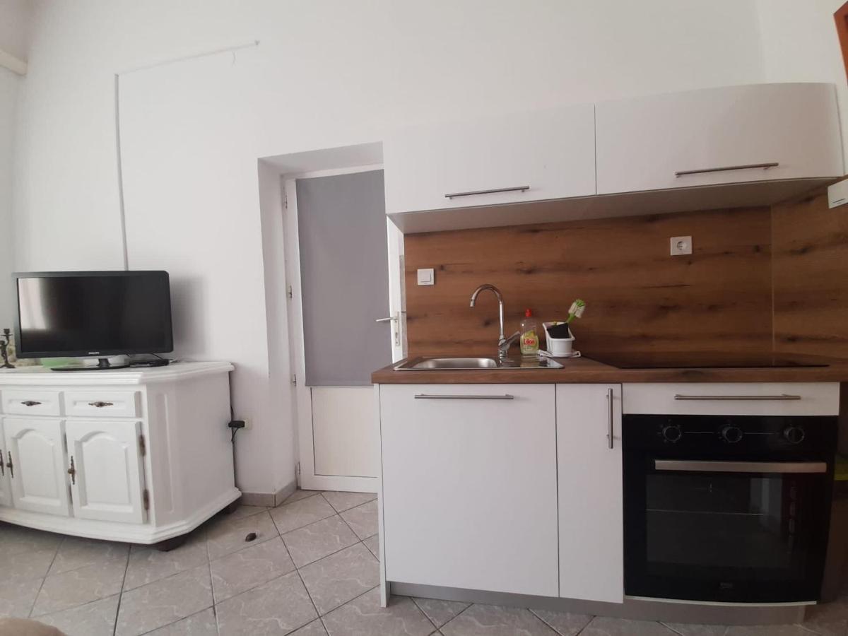 Rooms & Apartments Kaurloto Паг Екстериор снимка