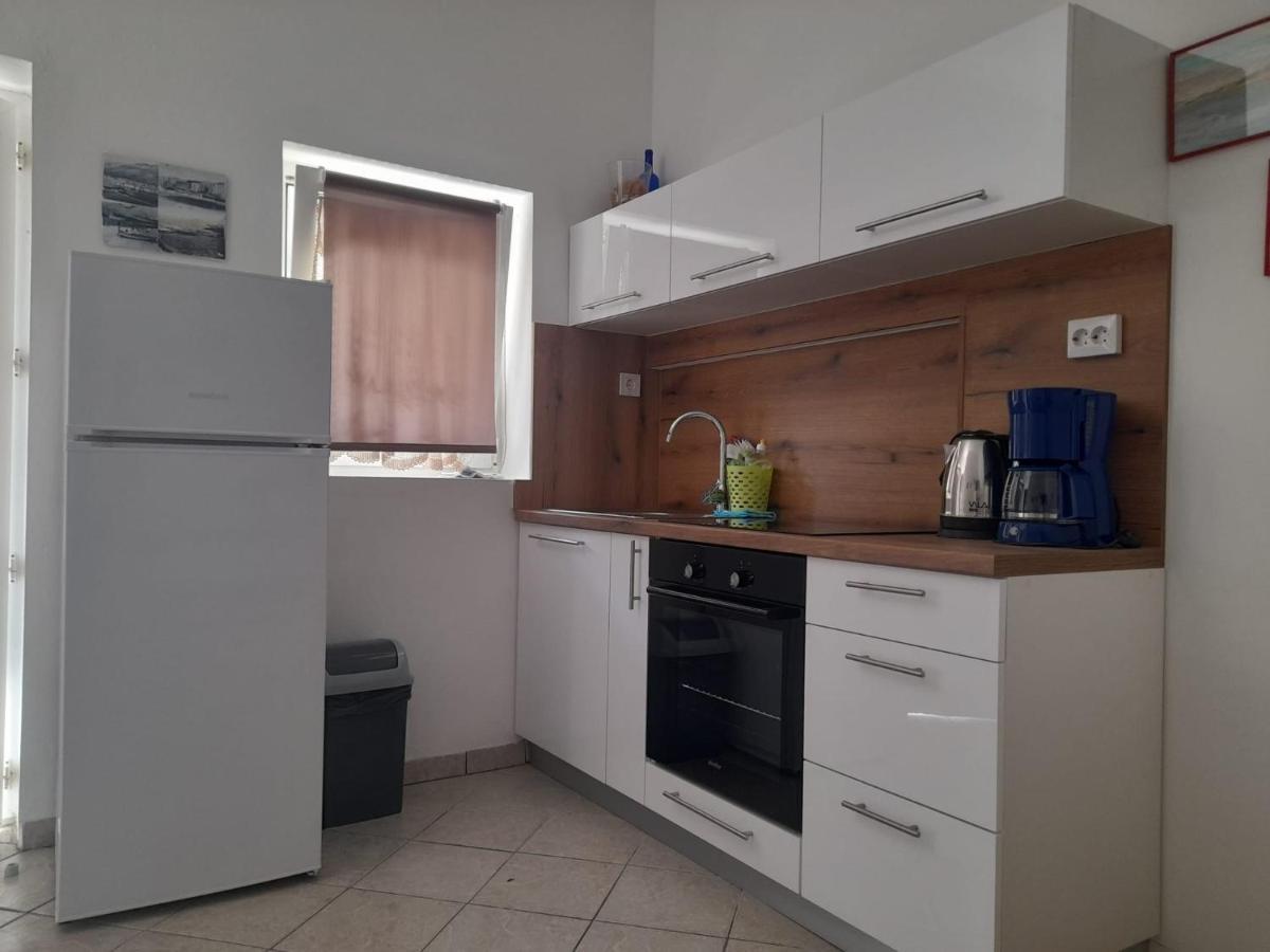 Rooms & Apartments Kaurloto Паг Екстериор снимка