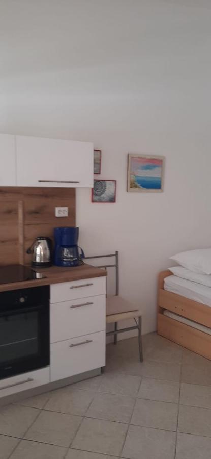 Rooms & Apartments Kaurloto Паг Екстериор снимка