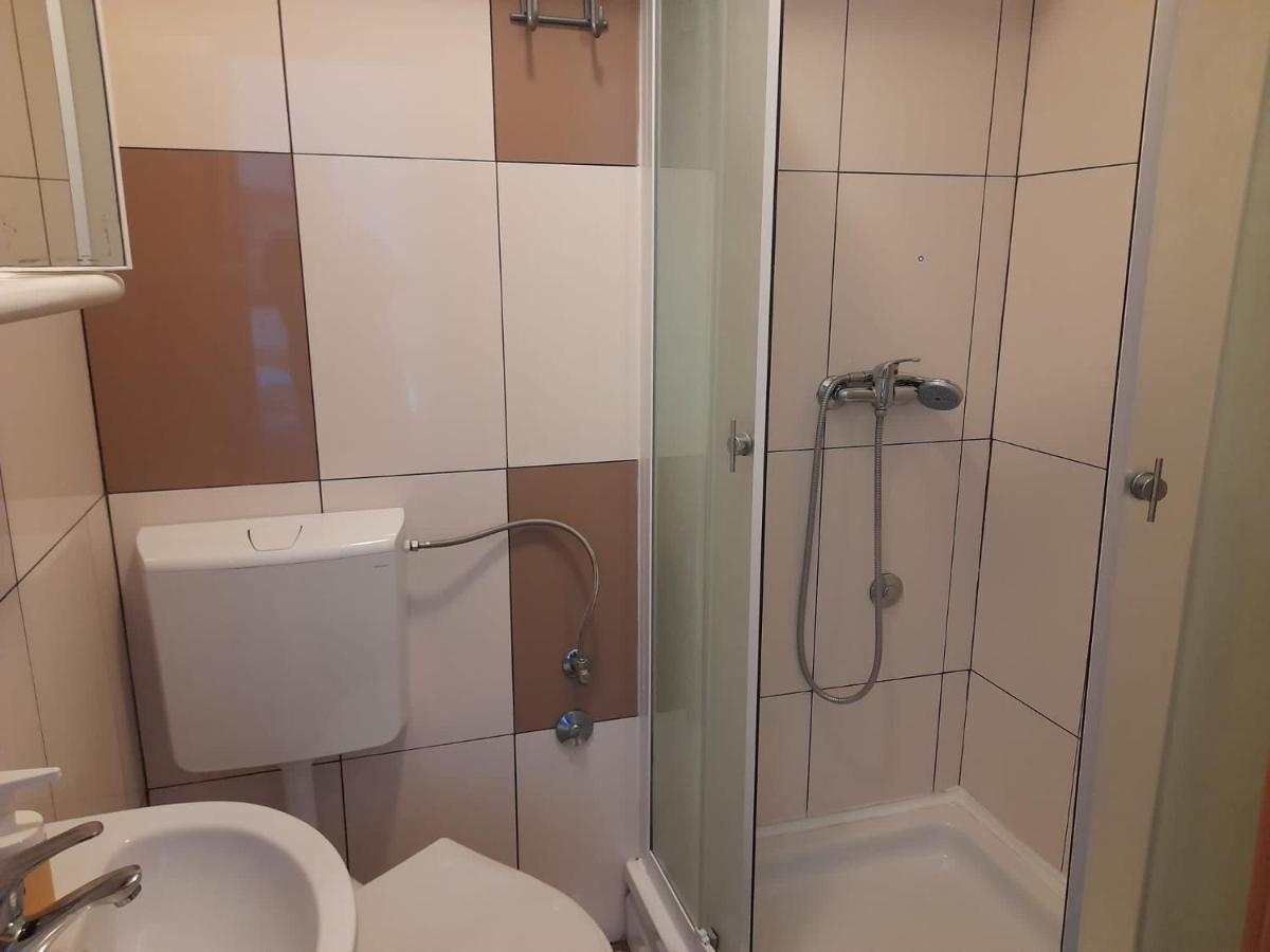 Rooms & Apartments Kaurloto Паг Екстериор снимка