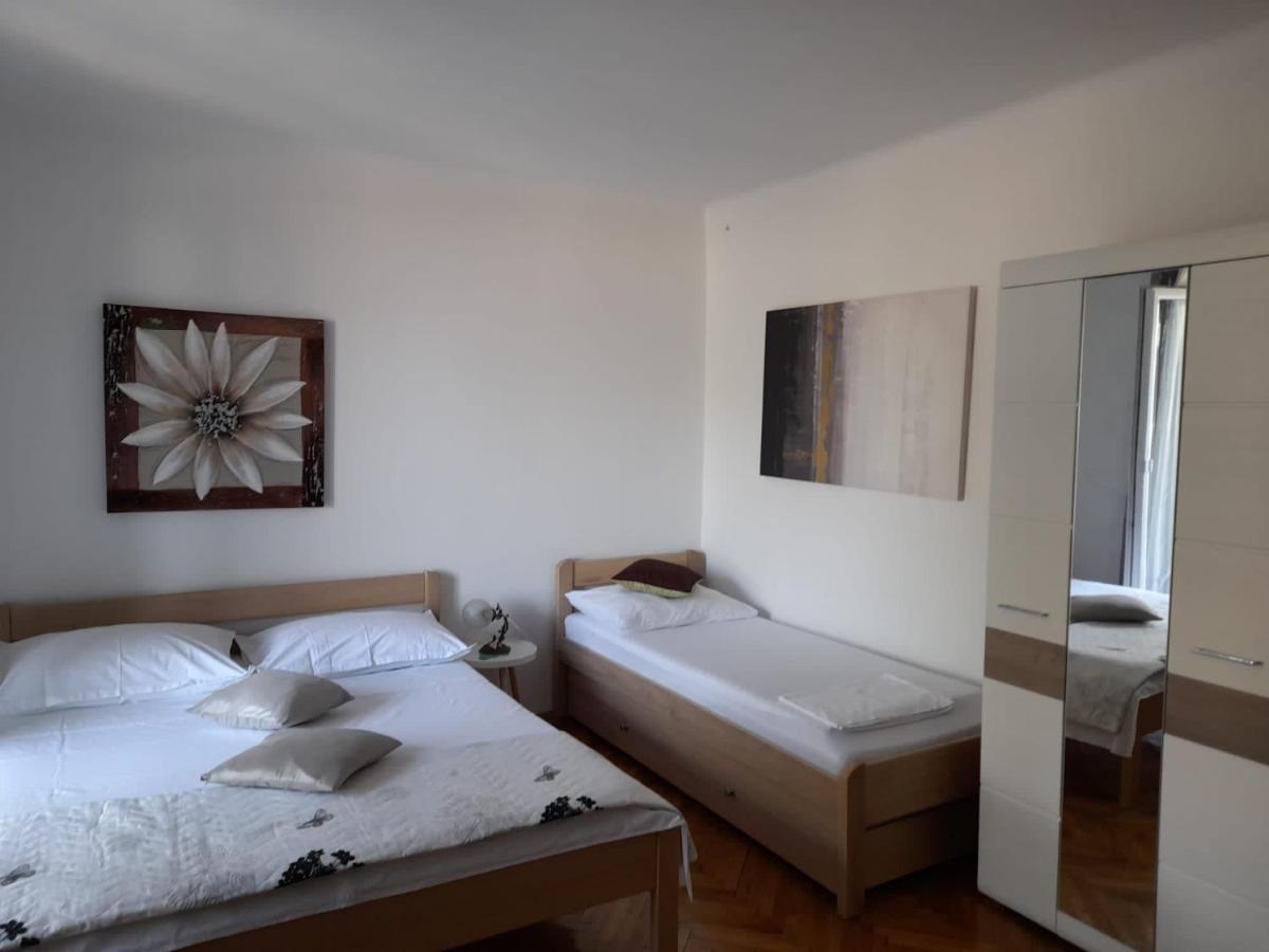 Rooms & Apartments Kaurloto Паг Екстериор снимка