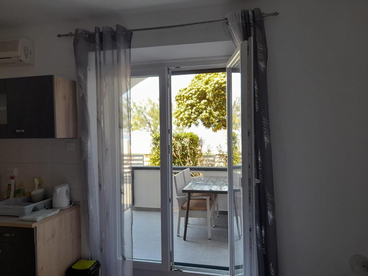 Rooms & Apartments Kaurloto Паг Екстериор снимка