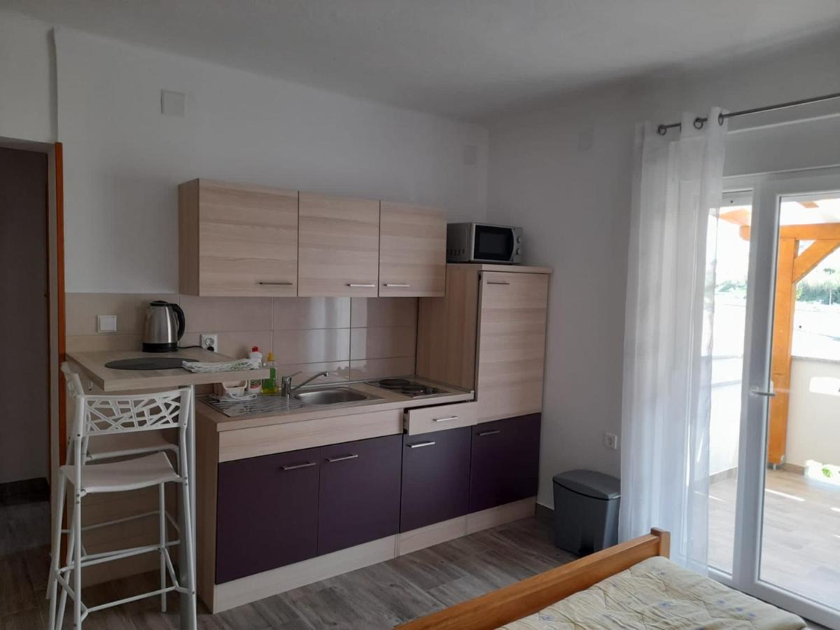 Rooms & Apartments Kaurloto Паг Екстериор снимка
