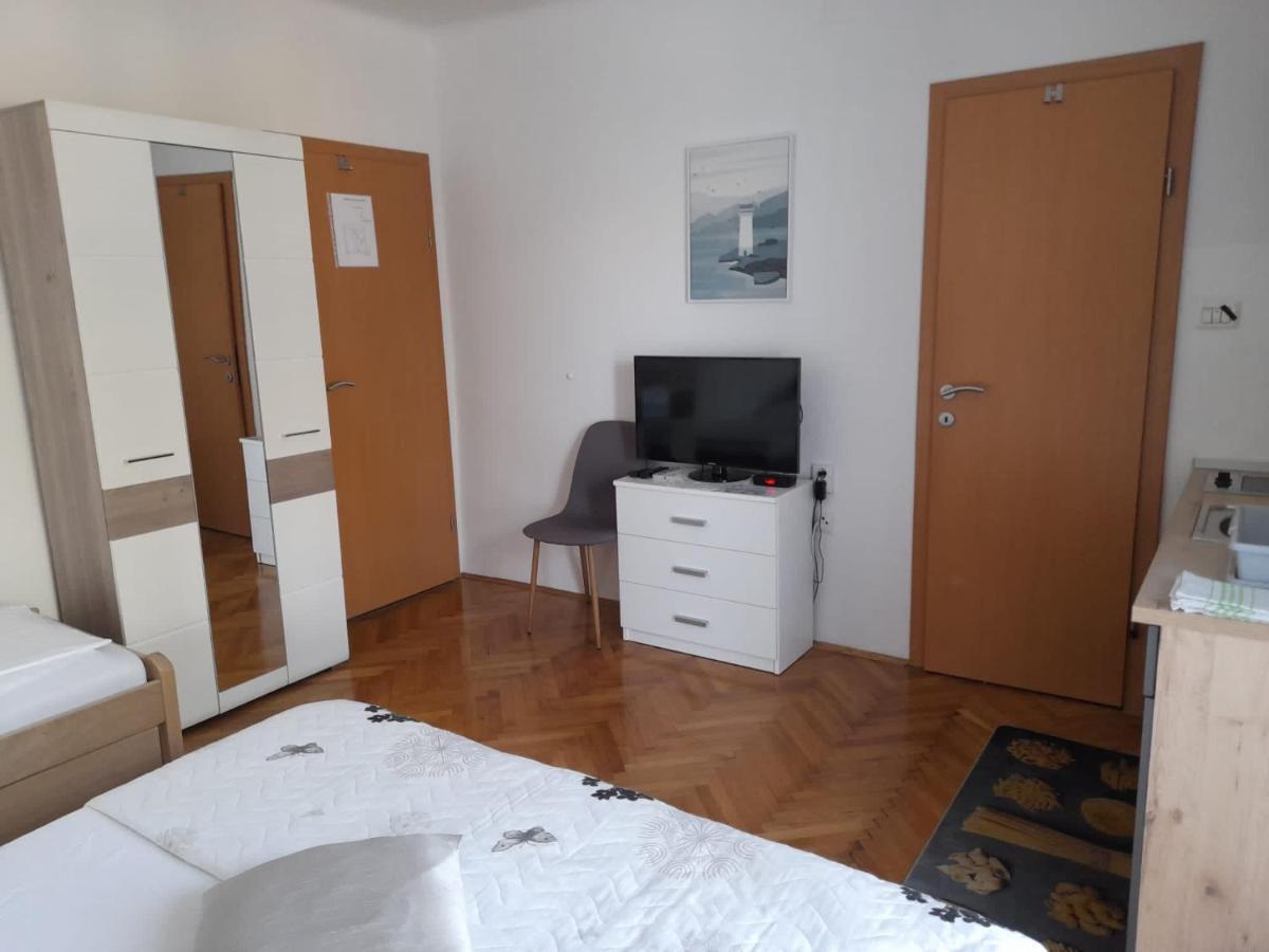 Rooms & Apartments Kaurloto Паг Екстериор снимка