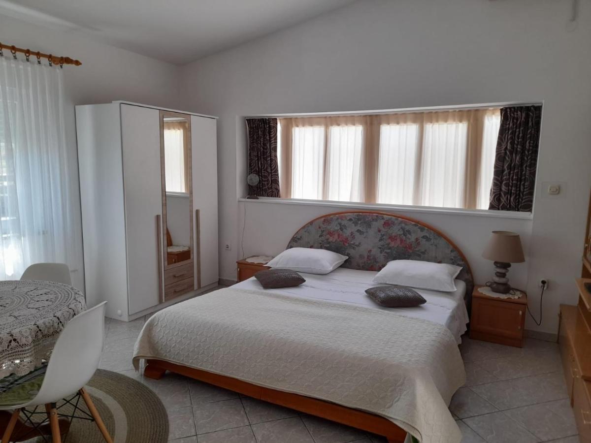 Rooms & Apartments Kaurloto Паг Екстериор снимка