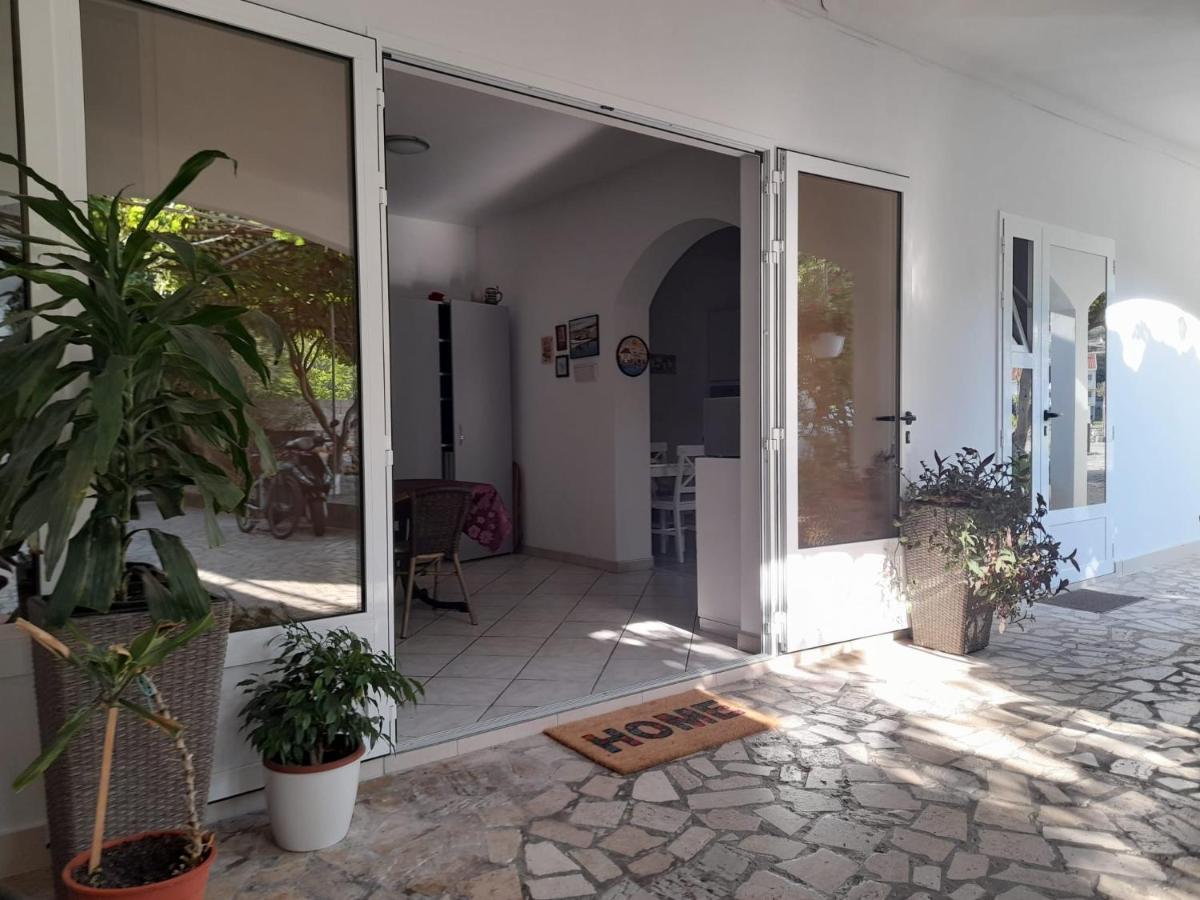 Rooms & Apartments Kaurloto Паг Екстериор снимка