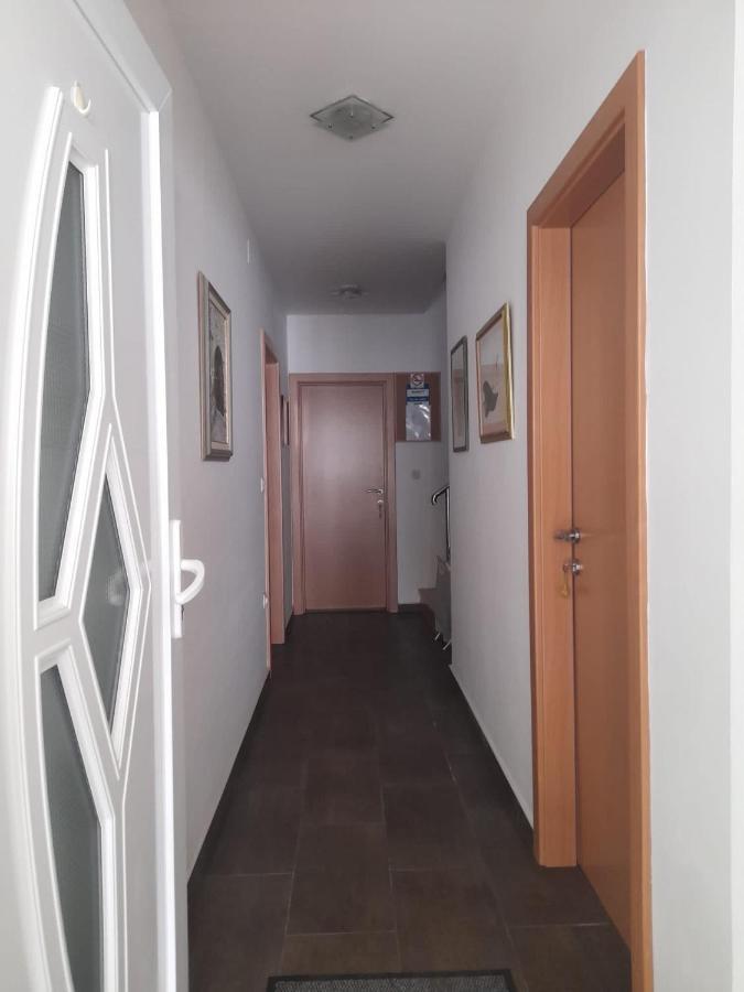 Rooms & Apartments Kaurloto Паг Екстериор снимка