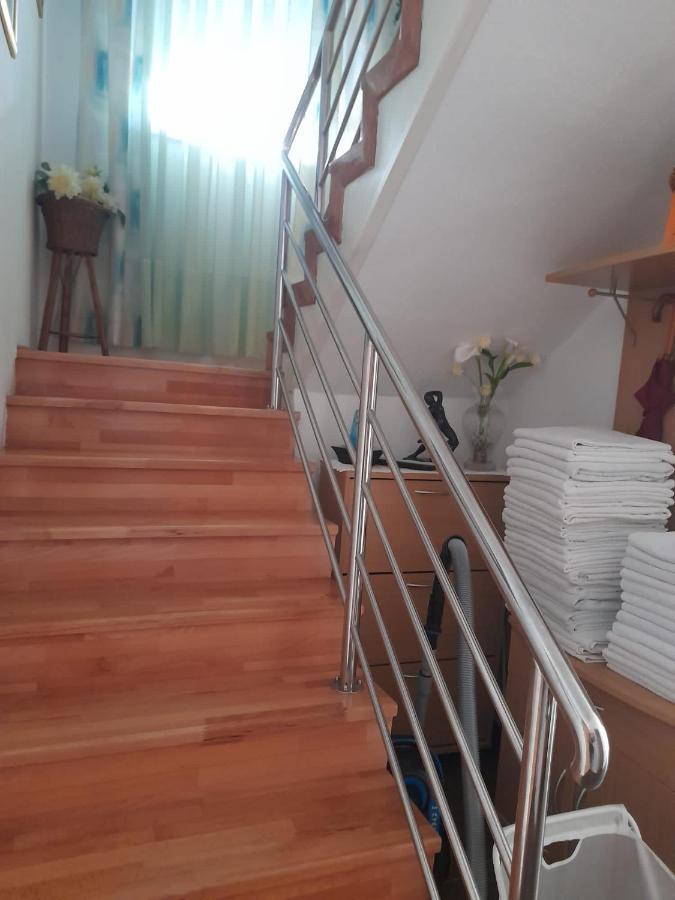 Rooms & Apartments Kaurloto Паг Екстериор снимка