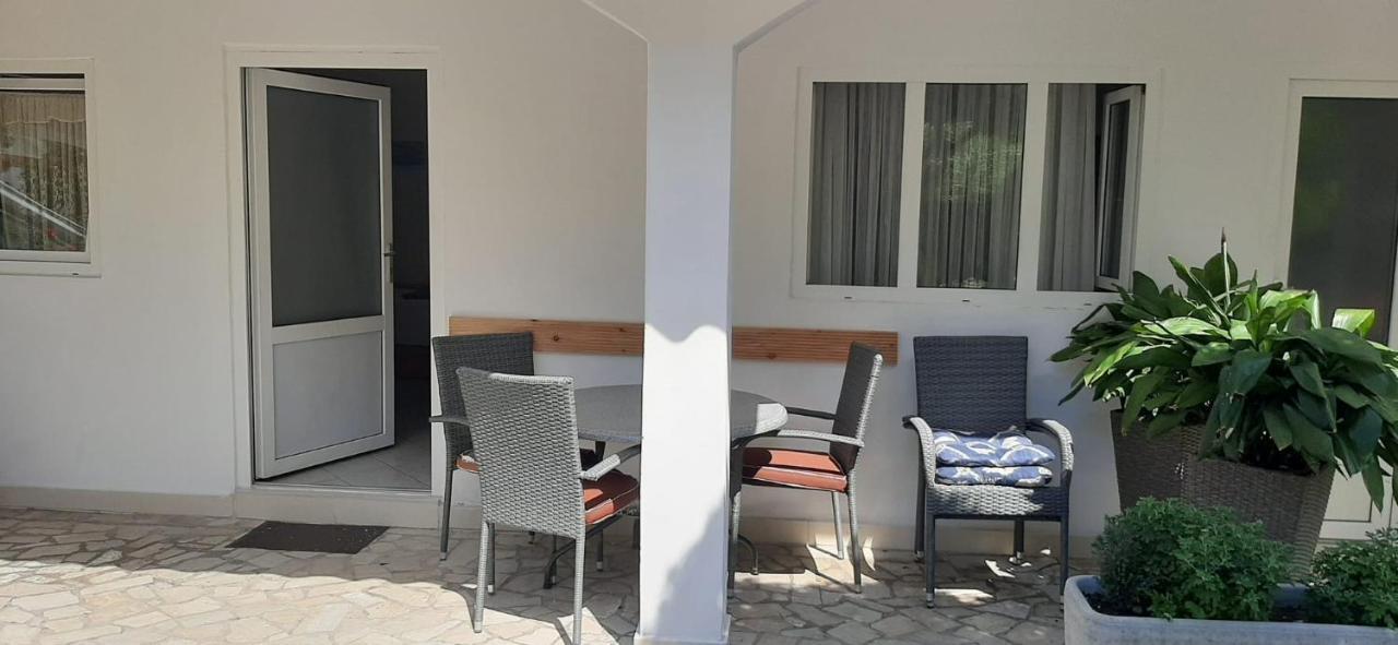 Rooms & Apartments Kaurloto Паг Екстериор снимка