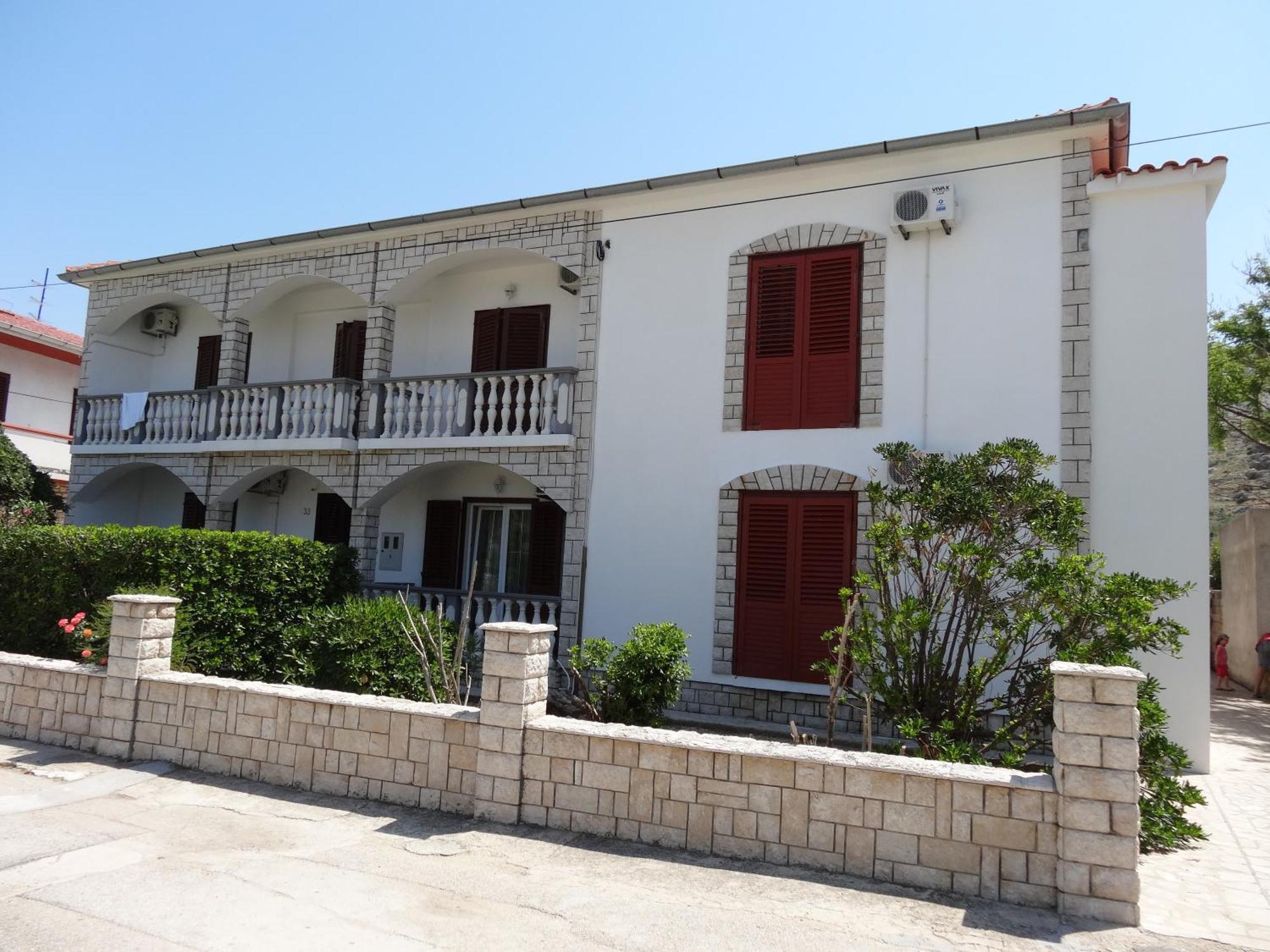 Rooms & Apartments Kaurloto Паг Екстериор снимка