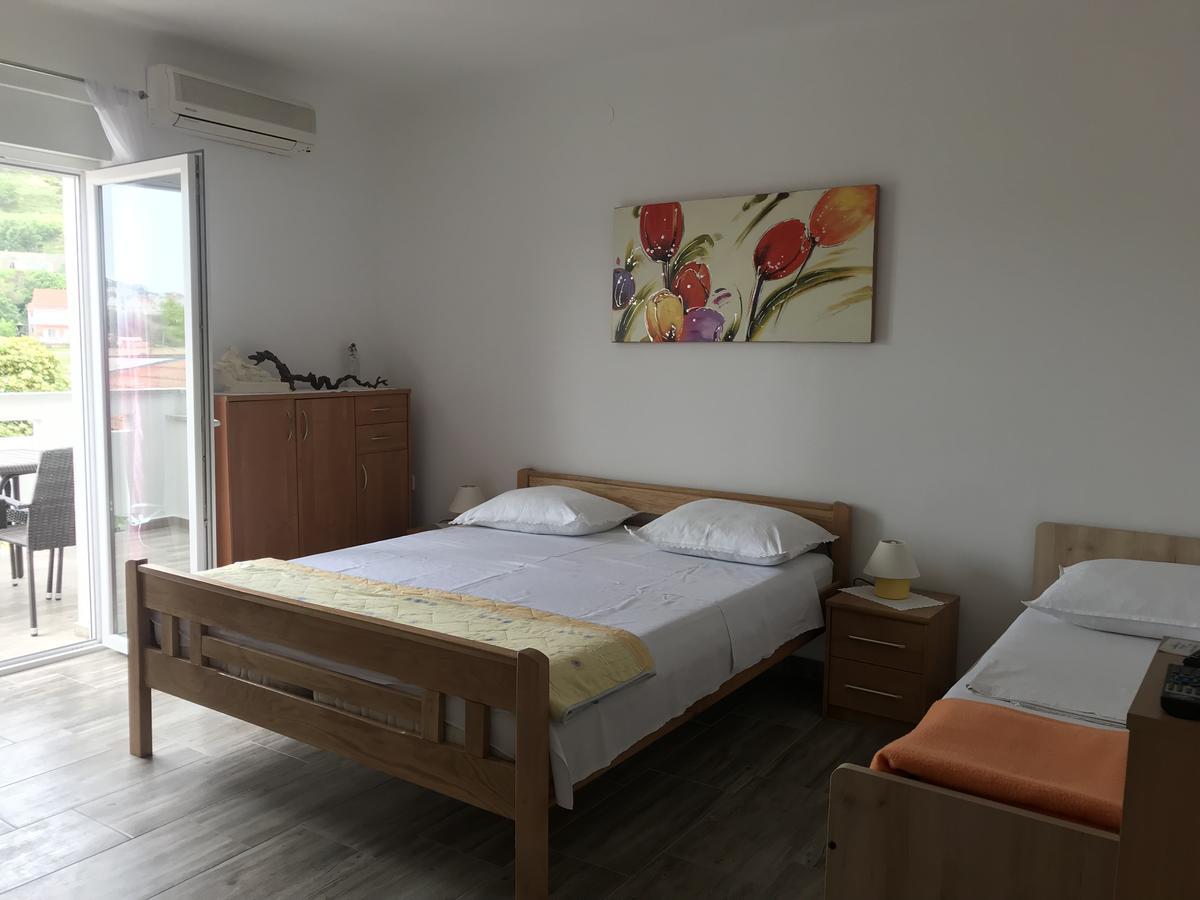 Rooms & Apartments Kaurloto Паг Екстериор снимка