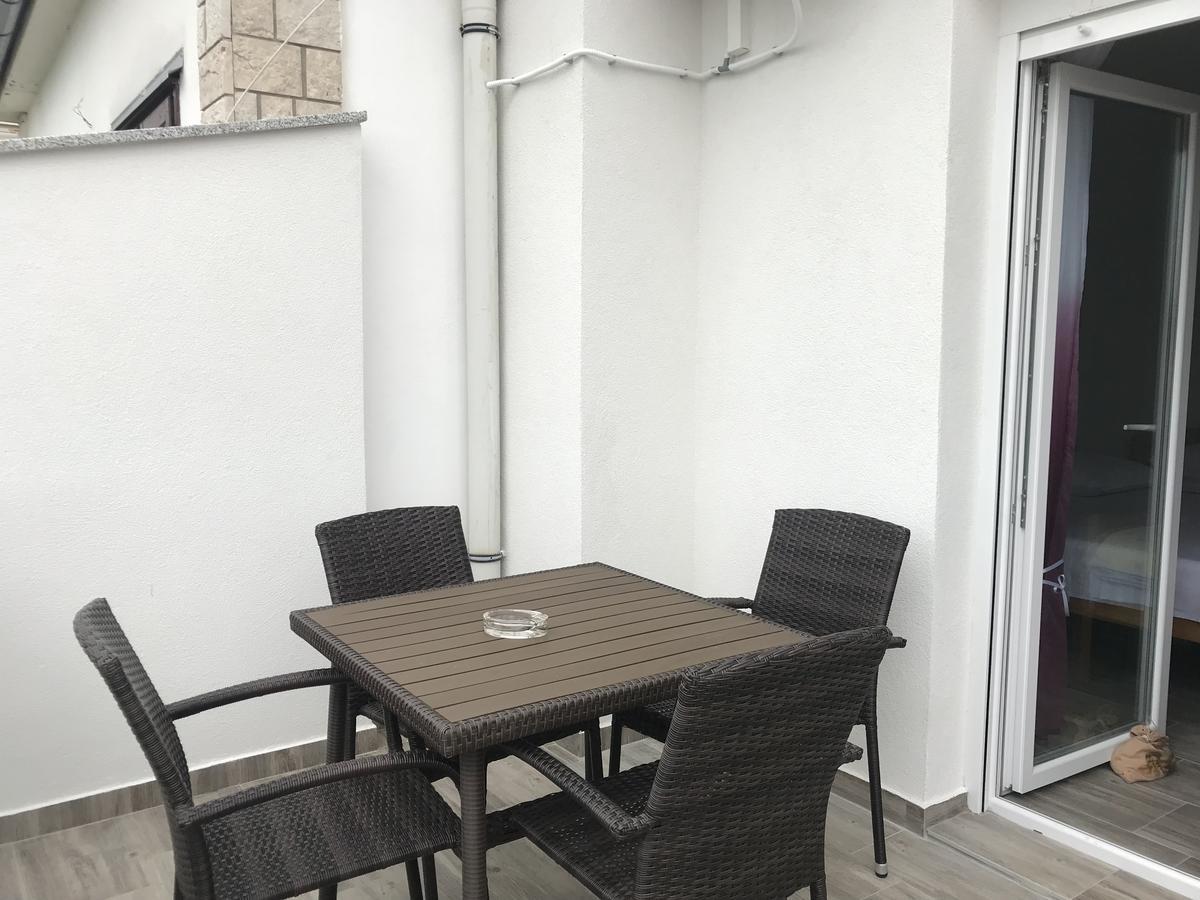 Rooms & Apartments Kaurloto Паг Екстериор снимка