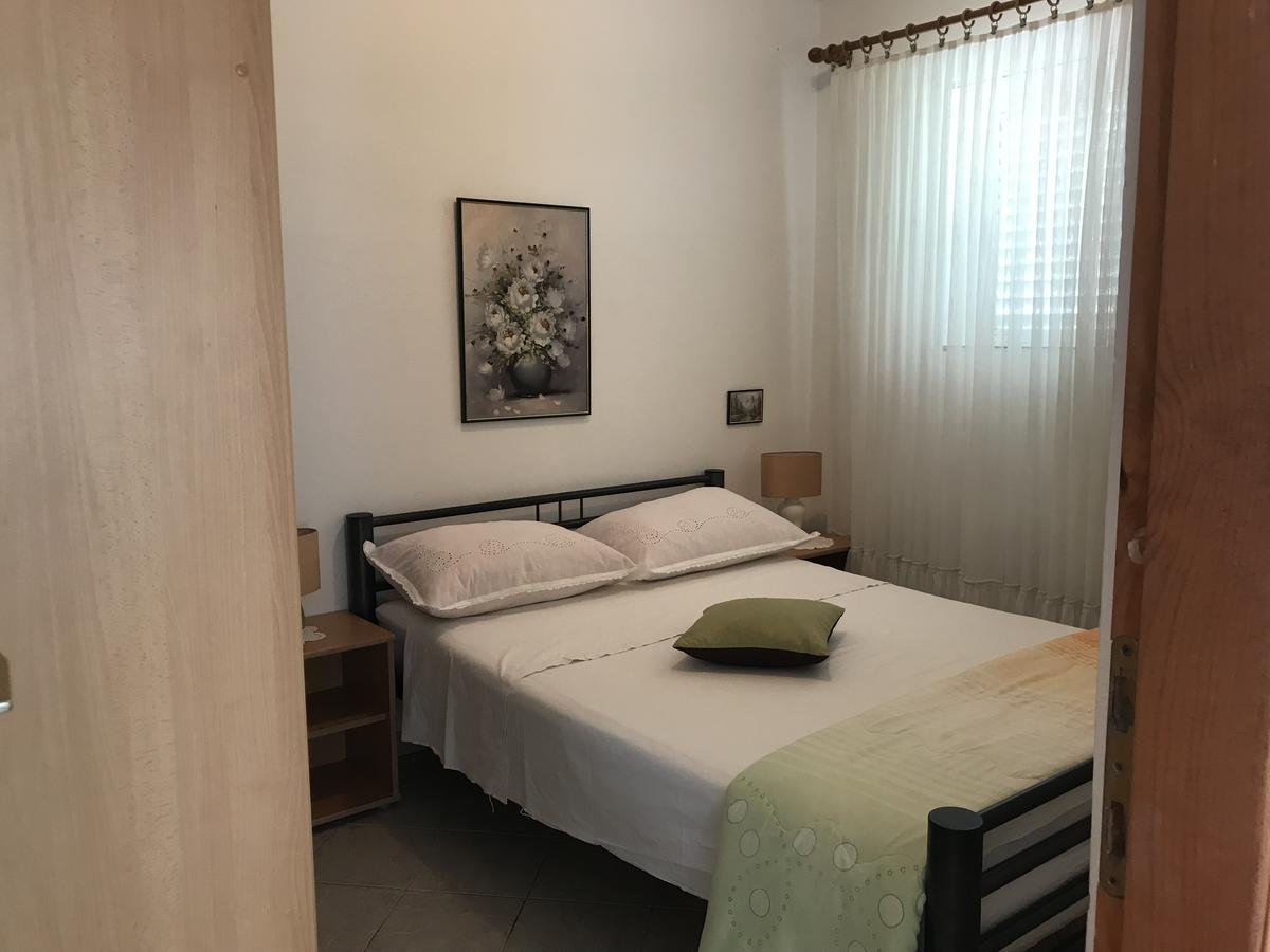Rooms & Apartments Kaurloto Паг Екстериор снимка