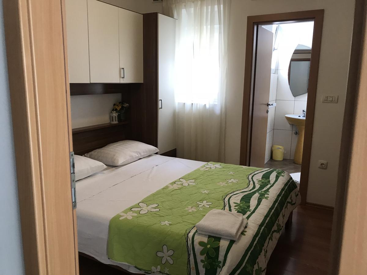 Rooms & Apartments Kaurloto Паг Екстериор снимка