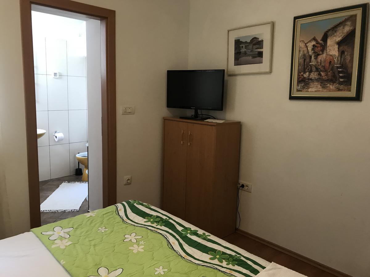 Rooms & Apartments Kaurloto Паг Екстериор снимка